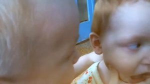 Копия видео "Первый поцелуй. Малыши-карандаши. дети целуются"