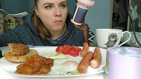 Мукбанг завтрак, Яичница, сосиски, хлебушек со злаками, кофе #мукбанг #фудблогер