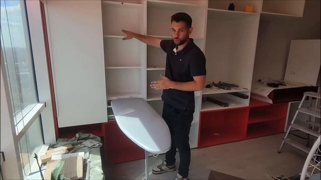 Гостиная на заказ от tss-mebel.ru с гладильной доской у окна.