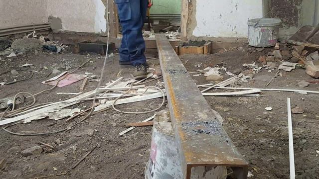 Демонтаж несущей перегородки  в деревянном старом доме.