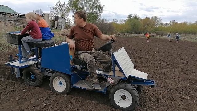 Мини трактор из мотоблока,посадка картофеля 2021. Первая борозда. Картофелесажалка с ручной подачей смотреть онлайн