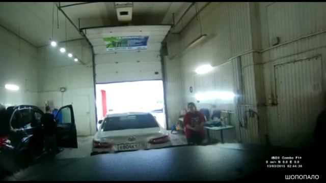 Пьяный автомойщик выгоняя из бокса автомобиль разбил три автомобиля смотреть онлайн