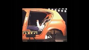 Внимание! Ребенок пристегнут штатным ремнем безопасности автомобиля.