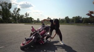 Девушка КАСКАДЕР Трюки на Мотоцикле