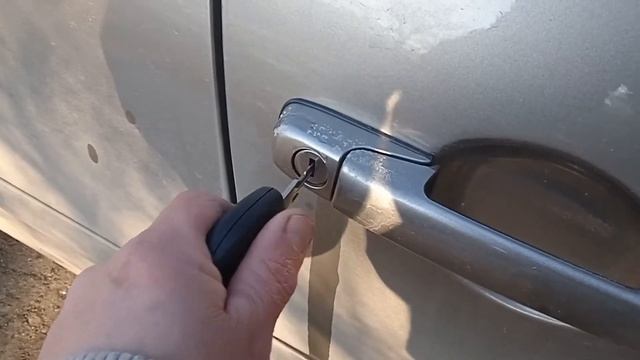 Замёрз замок в двери автомобиля, что делать?