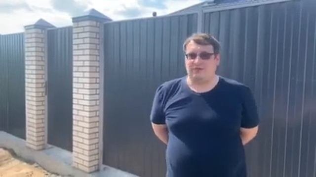 Забор из профнастила с кирпичными столбами от компании Московские заборы