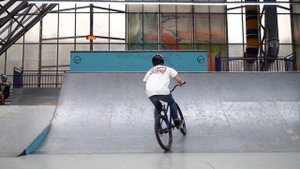 ТОП 5 ПРОСТЫХ ТРЮКОВ НА ВЕЛОСИПЕДЕ BMX/MTB В СКЕЙТ ПАРКЕ