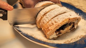 Вкусный и очень легкий рецепт рулета с творожным сыром и сливовым вареньем