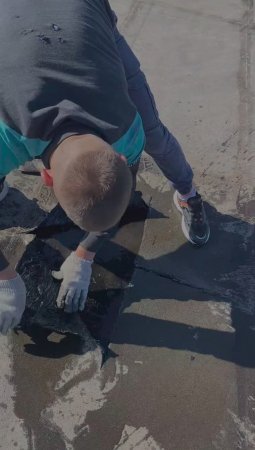 Вскрываем водяной пузырь на битумной кровле #кровельныеработы #кровля