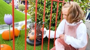 Макс и Катя весело играют в парке с тыквами