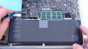 Ремонт MacBook Pro Unibody 13" 2010 замена динамика (speaker disassembly)