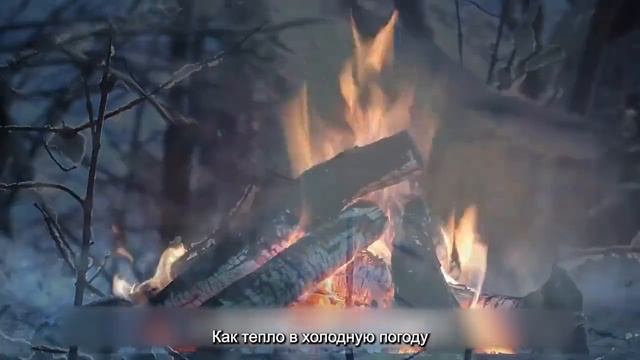 Художественный пламенный каминный обогреватель дарит ощущение тепла.