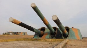 2017 год. Севастополь. Бронебашенная батарея № 30. Люди работают.