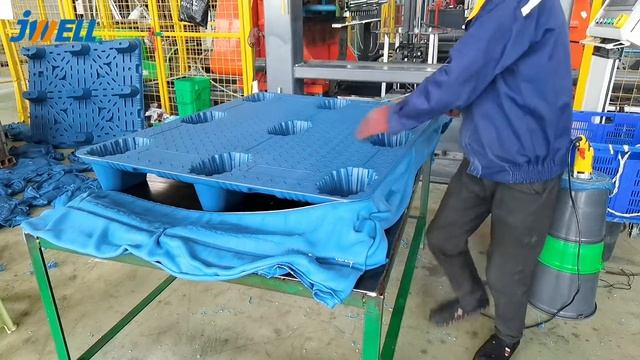 Jwell large blow molding machine. #blowing pallet