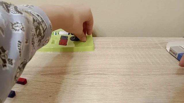 Я снимаю два набора разных игр(робот конструктор опыты с магнитами) смотреть онлайн