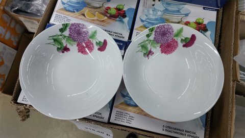 Магазин-склад Абсолют как Светофор.Отдаёт посуду по самым низким ценам. В продаже дулёвский фарфор.