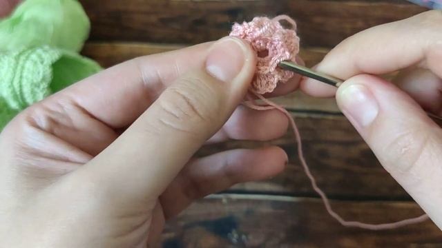 Курс "Вязаная одежда для кукол". УРОК 13  Декоративный элемент: цветочек крючком.