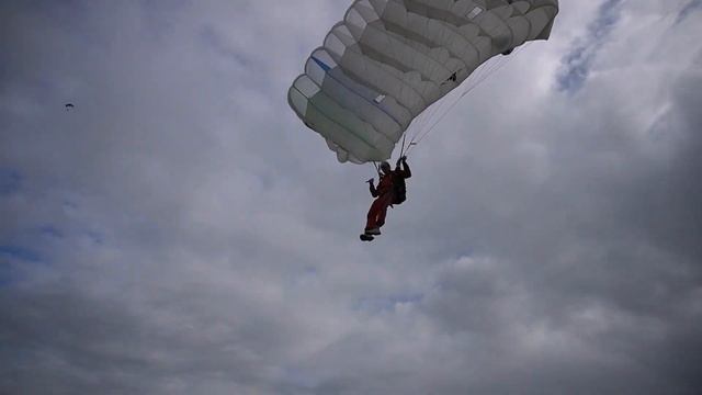 Парашютные прыжки - Точность приземления !!! смотреть онлайн