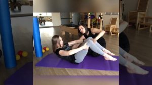 Упражнение ASSISTED ROLL UP (Свёртывание)