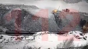 БелАЗ упал в карьер с высоты 40 метров