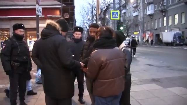 Рейд полиции и военкомов. В центре Саратова девять граждан получили повестки