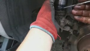 SKODA A5 МЕНЯЕМ ПЫЛЬНИК СУППОРТА ! В ПОЛЕВЫХ УСЛОВИЯХ НЕ СНИМАЯ С АВТО !