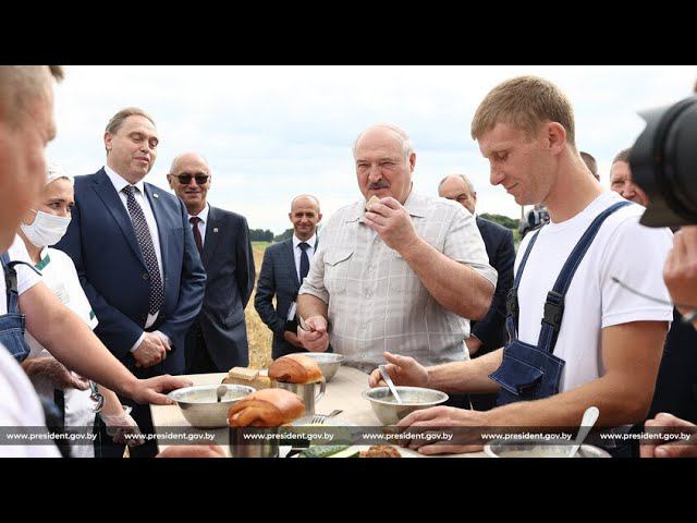 Обед с Лукашенко в поле: "Две ложки дайте супу! Котлета мясная? Я попробую, чем вас тут кормят!"