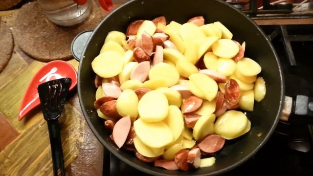 Жареные сардельки с картошкой. Рецепт жареных сарделек с картошкой. Мой рецепт №37