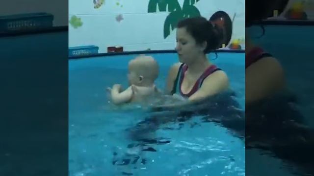Грудничковое плавание с Машей (разминка) смотреть онлайн