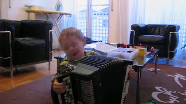 а я играю на гармошке