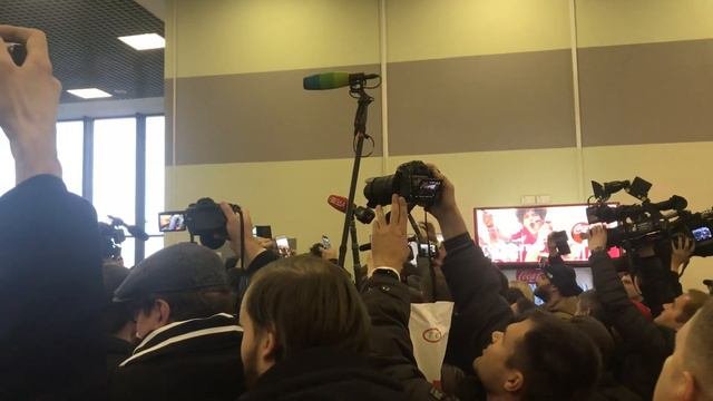 Болельщики аплодисментами провожают Массимо Карреру
