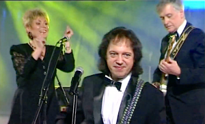 "Поющие гитары" окончательно завоевали молодежь ретро-шлягером "Люди встречаются, люди влюбляются"