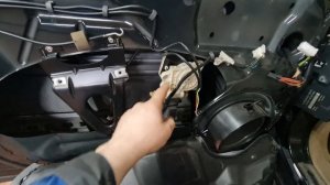 Мерседес-Бенц CLS замена и регулировка переднего стеклоподъемника.