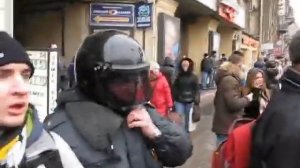 ОМОН схватили парня и молча сажают в Петербурге
