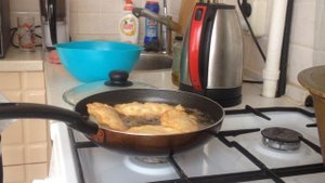 Как и сколько жарить чебуреки?