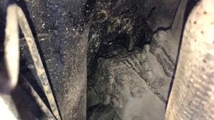 Идёт горячий воздух в салон со стороны водителя. Смотрим пыльник КПП УАЗ Патриот