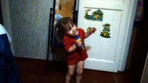 Настя поет дома в микрофон Nastya sings into a microphone at home 3.11.2015