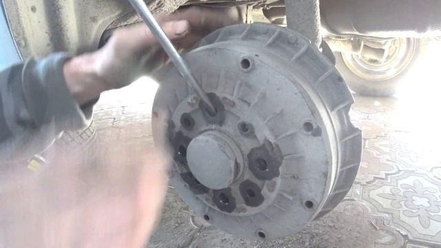 Как снять задний тормозной барабан на ваз лада калина, для замены тормозных колодок видео смотреть онлайн