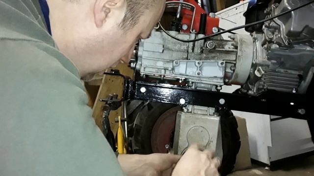 Быстрая замена сальника редуктора на мотоблоке Угра смотреть онлайн