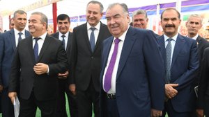 Эмомали Рахмон открыл несколько цехов и посетил выставку меда в Ховалинге
