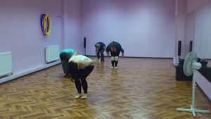 Джаз-Модерн, Контемп. Группа с преподавателем танцует