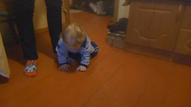 Ребенок учится ходить смотреть онлайн