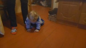 Ребенок учится ходить