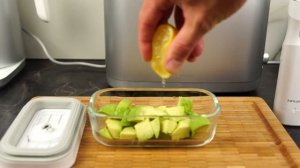 Смузи с бананом и авокадо.