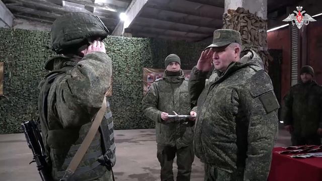 Начальник Главного управления связи ВС РФ наградил военнослужащих группировки «Центр» в зоне проведе