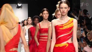 В Париже весенне-летнюю коллекцию представил Валентин Юдашкин, вдохновленный Малевичем