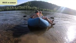 Ребенок первый раз на надувной лодке II Максим поплавал по реке.mp4