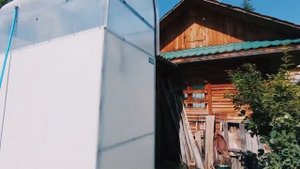 ЛЕТНИЙ ДУШ С РАЗДЕВАЛКОЙ. ДВЕРЬ В СТЕНЕ.