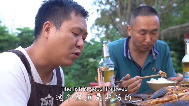 5條黑魚，二弟做“香煎魚”，皮脆肉嫩，連吃六碗米飯！ 【鐵鍋視頻】