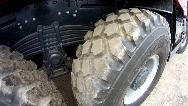 Обзор самосвала Mercedes-Benz Actors 3341 AK на односкатной резине